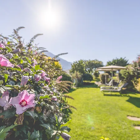 Gartenhotel Crystal فندق